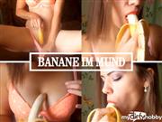 SvenjaKiss – Banane im Mund