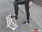 Shinylady2015 – Crushing in hammer geilen wetlook Lack Latex Leggins und high Sneaker